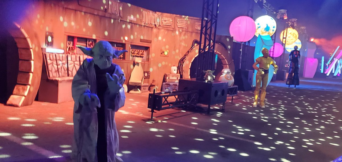 EigenmannPatrik's tweet photo. #starwars #yoda #c3po #themepark #Google #lightshow #shorlineamphitheater https://t.co/QsUky5gcl0