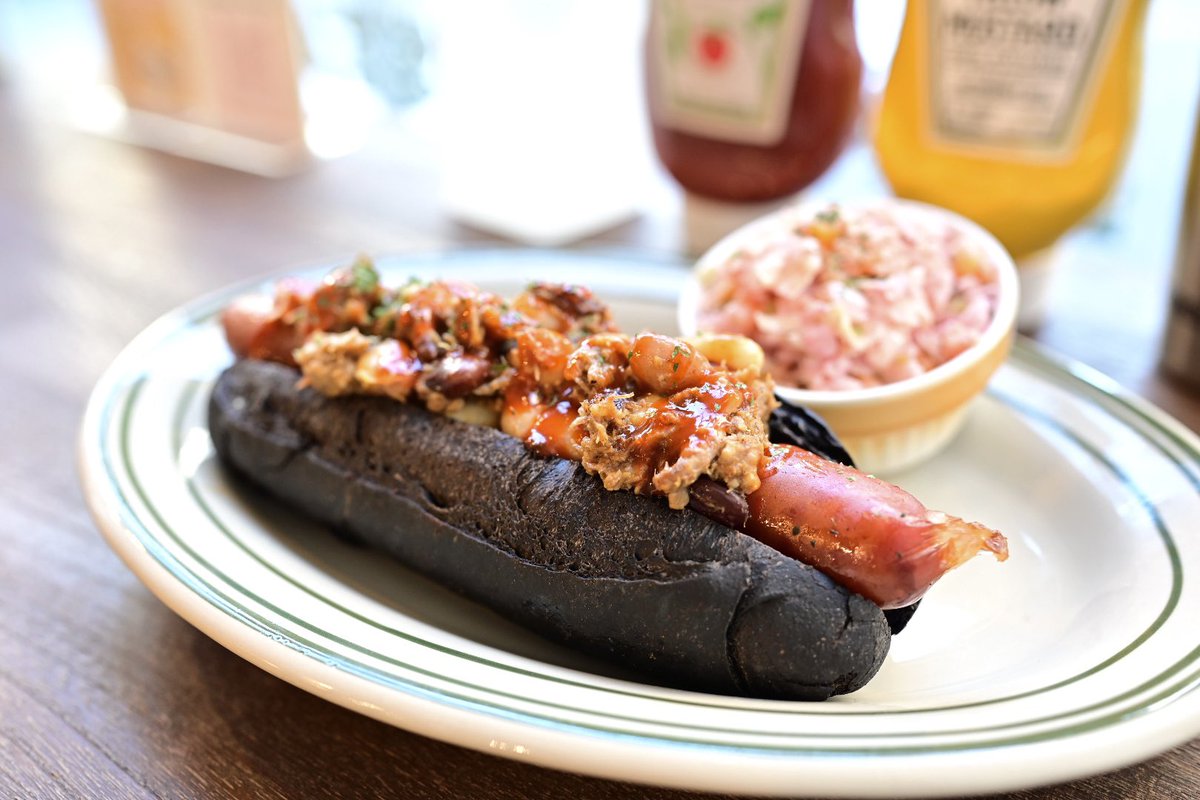 遅い昼。黒いホットドッグ🌭ﾗｲ麦ﾀﾞﾖ やっと行けたー🏃‍♂️うまし！ が、西陽にやられる。。 色ちゃんと出てない感📸😩