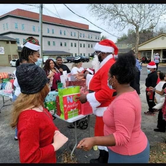 officialnosmsc's tweet photo. Fayetteville out there doing big things! S/O to them for giving back to their community with the Grinch! Great job guys, gotta love this time of the year 🎅👽🎄 #FAYETTEVILLECHAPTER #communityservice #numberonestunnas #stunnasgivingback #stunnas #grinch https://t.co/4dvrOZYNhs