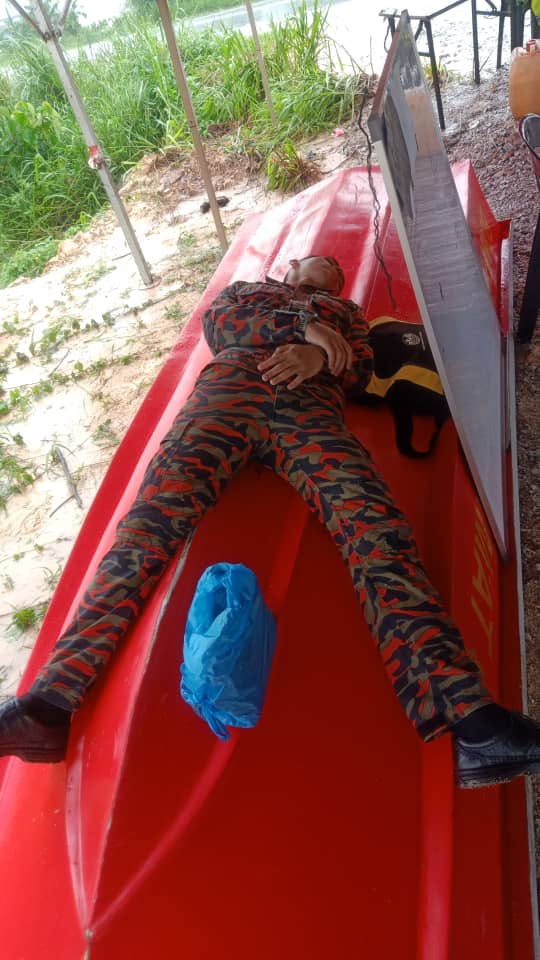 Mirulwiq's tweet photo. Antara yang mengambil masa untuk berehat setelah 24 jam menjalankan tugas untuk menyimpan sedikit tenaga untuk teruskan tugas.. https://t.co/QNp3lTJJV6