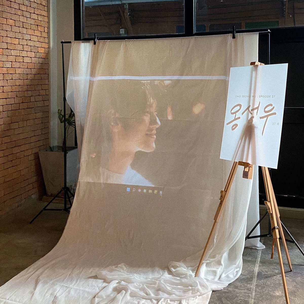 2Dbihyun_'s tweet photo. ขอบคุณที่จัดงานนี้ขึ้นมานะคะ งานดีมาก อย่างแรกเลยคือเลือกสถานที่ได้ดีมากค่ะ ชอบกลิ่นอายความคลาสสิคนี้ บรรยากาศงานก็อบอุ่นไปด้วยรอยยิ้มของ(รูป)ซองอูและวีโรทุกคนที่มาร่วมงาน น่ารักที่สุดเลย ทีมงานใส่ใจทุกรายละเอียดของงานจริงๆ เป็นสุดสัปดาห์ที่ฮีลใจเรามากเลย คิดถึงซองอู 🤎 #OSW_EP27 https://t.co/yegURc0n5Y