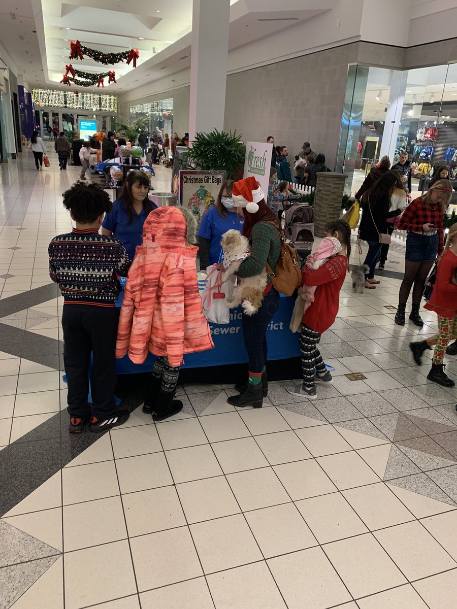 GreatNorthernOH's tweet photo. All pooches 🐶 and kittens 🐈‍⬛ we’re excited to see Santa 🎅 at Pet Photos with Santa 🎅 presented by @neorsd  

#neorsd #greatnorthernoh #santa #petphotoswithsanta  #pacificretail @PacificRetail https://t.co/AA30KaiD8w