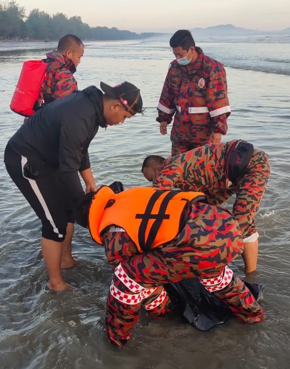 JatIkhwan's tweet photo. Mayat mangsa banjir yang dipercayai maut setelah meredah kawasan banjir di Kampung Cempaka-Sungai Soi, Kuantan semalam telah ditemukan jam 7:15 pagi tadi oleh pasukan bomba di kawasan tepi pantai. Salam takziah buat keluarga. https://t.co/pCaX8zgAw8
