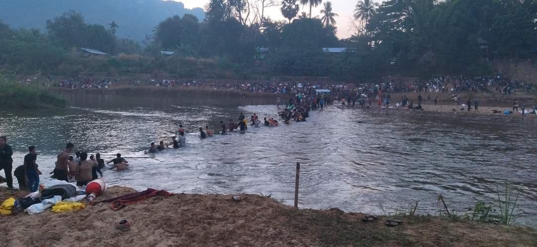 katycho22222's tweet photo. #MyanmarMilitaryTerrorists intentionally attacked IDP camps and the innocent people were forced to left again.

#Dec20Coup 
#HelpMyanmarIDPs 
#WhatsHappeningInMyanmar https://t.co/swSUJ0eQaw