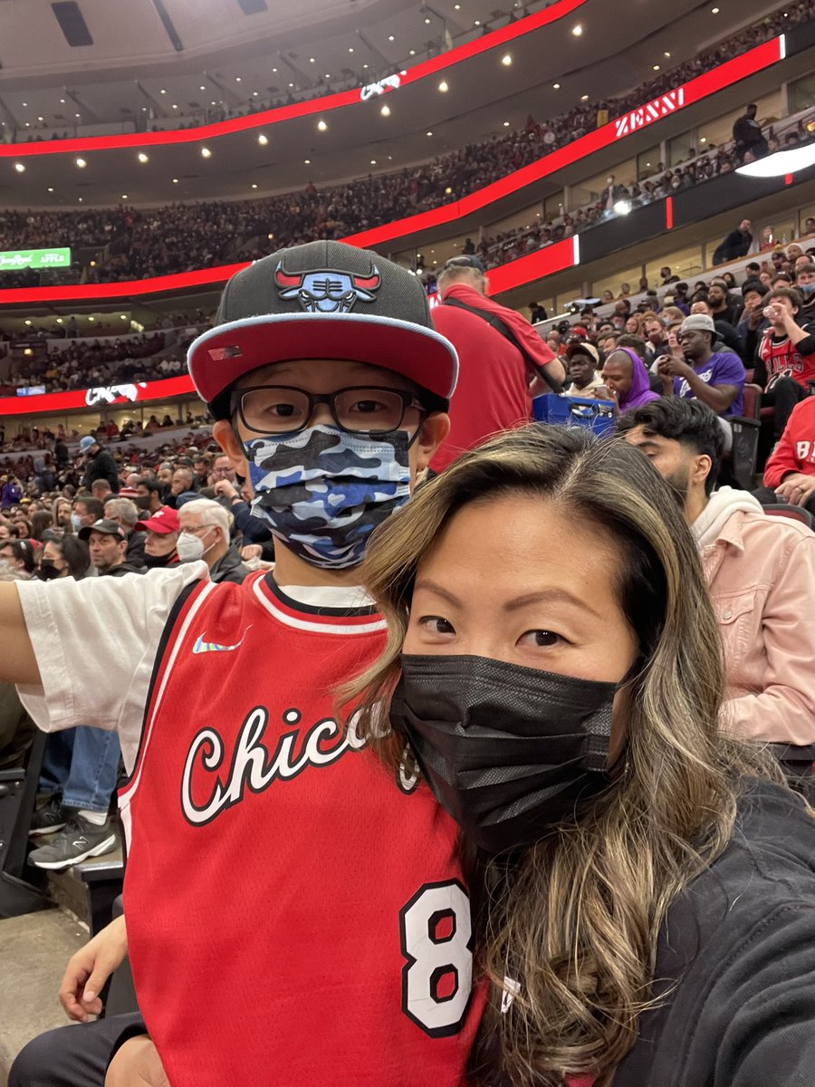 TweetChicagoAng's tweet photo. #djrequestBTS @chicagobulls https://t.co/5csGISoaUA