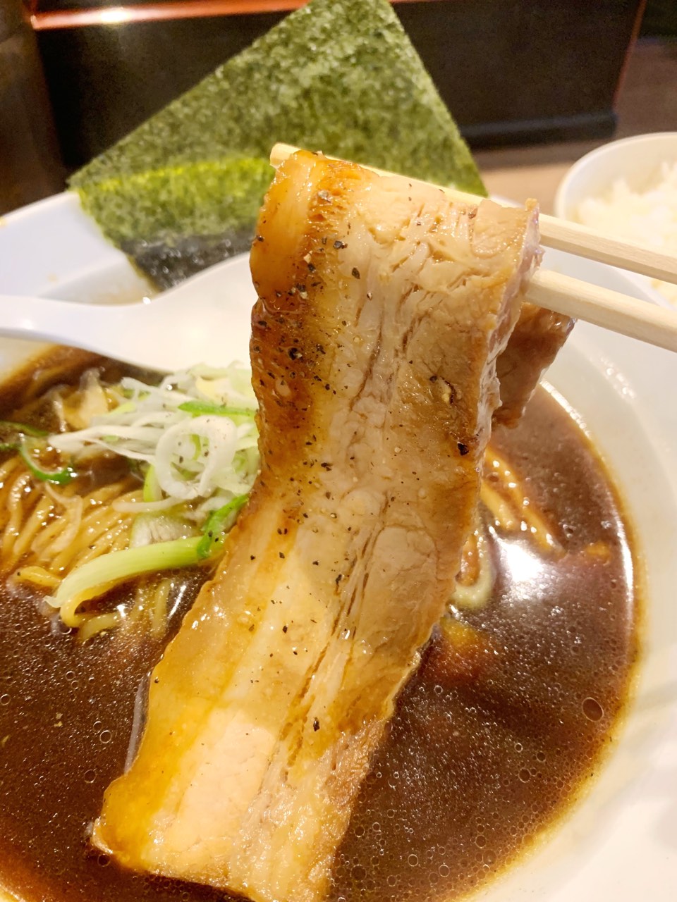 味噌らーめん伝丸 壱鵠堂 公式 大好評 ブラックらーめん の 大判とろ豚は しっかりとした味付けで らーめんはもちろん ライスとの相性が 食べ応えバツグンです 伝丸 壱鵠堂 ブラックラーメン T Co Koew35xb6v Twitter