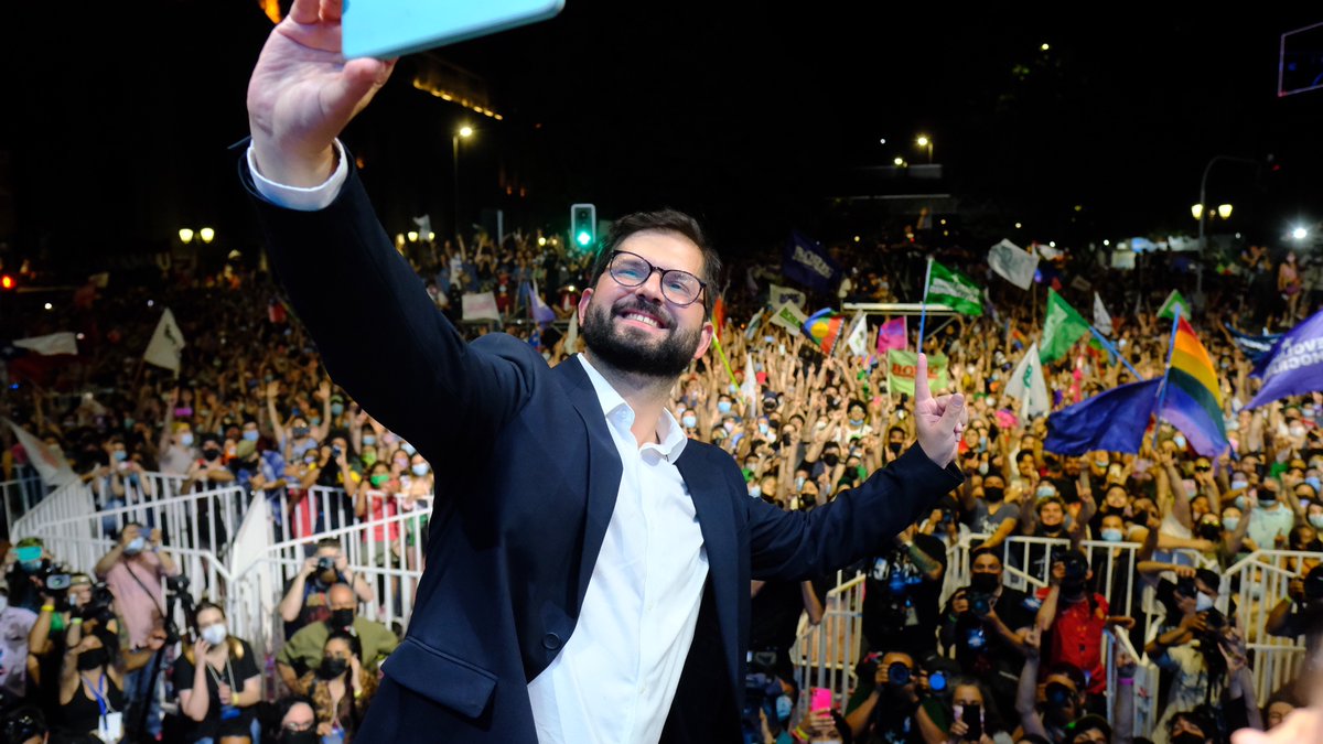 camila_vallejo's tweet photo. La esperanza le ganó al miedo ✊🥲
Gracias a todes por creer en @gabrielboric y #AprueboDignidad y salir de manera histórica a votar.
Ahora a seguir trabajando para hacer real el Chile que soñamos
#SeguimosySeráHermoso https://t.co/QOGLcjSzBZ