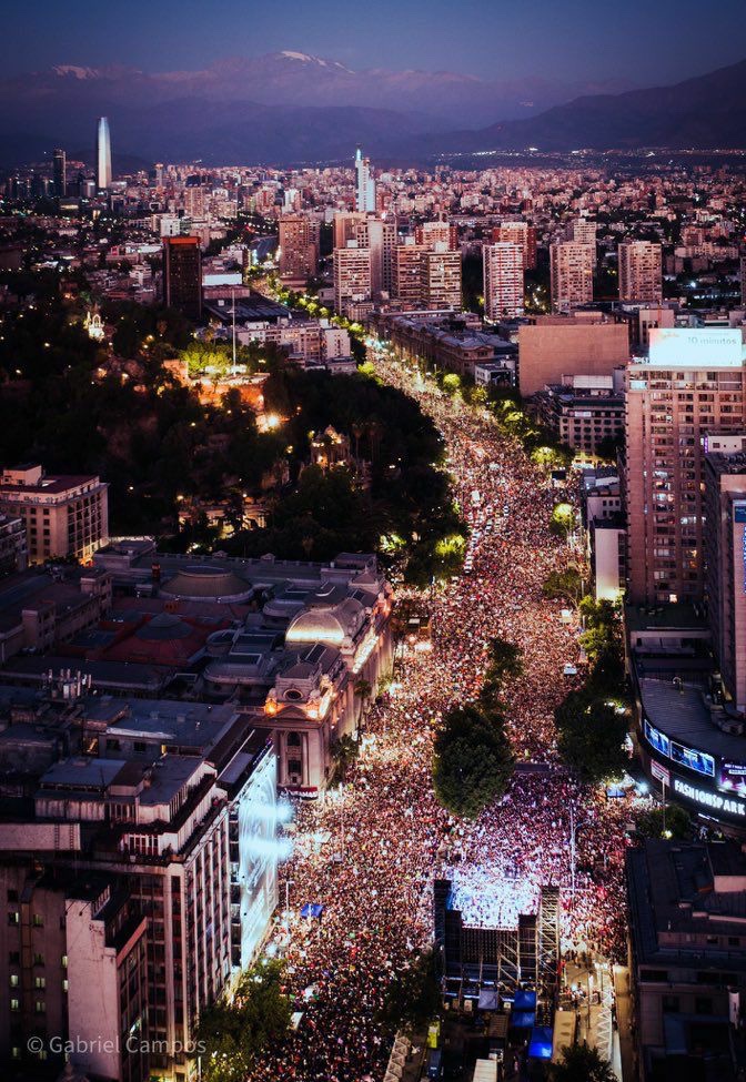 camila_vallejo's tweet photo. La esperanza le ganó al miedo ✊🥲
Gracias a todes por creer en @gabrielboric y #AprueboDignidad y salir de manera histórica a votar.
Ahora a seguir trabajando para hacer real el Chile que soñamos
#SeguimosySeráHermoso https://t.co/QOGLcjSzBZ