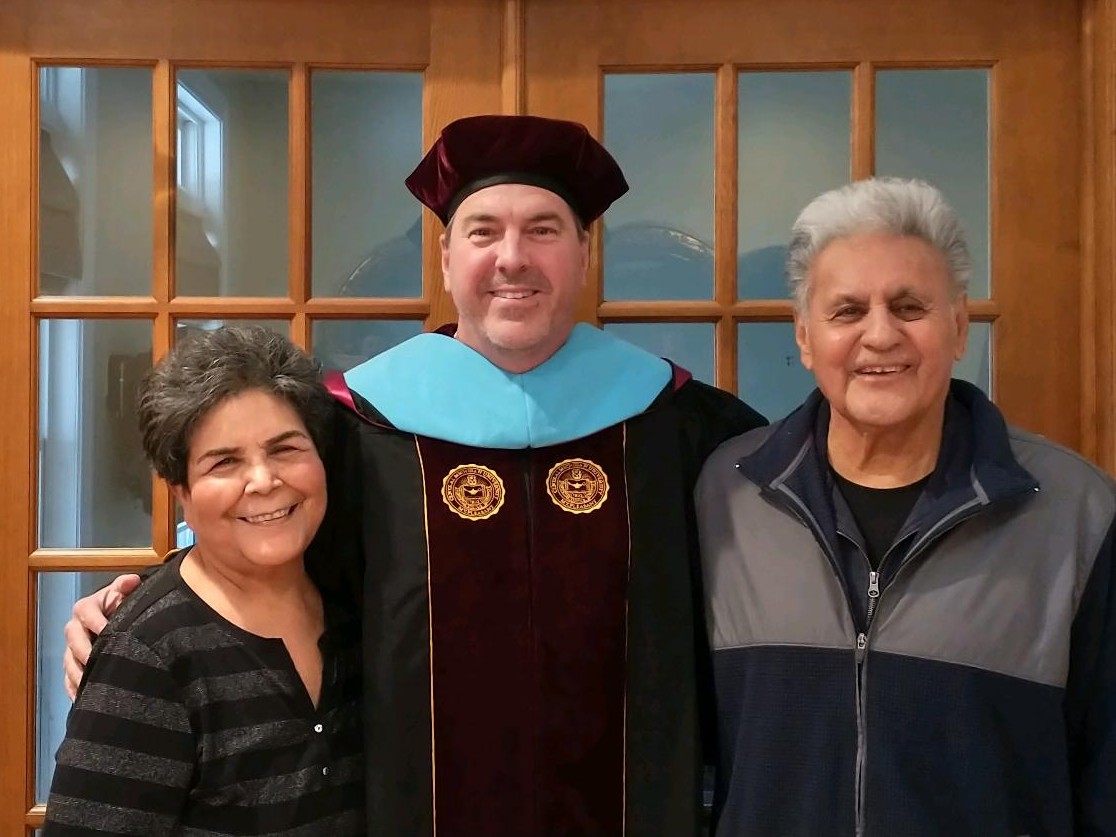 JeffreyJCollier's tweet photo. Mis suegros siempre me dijeron, "Si se puede." Ahorita, yo puedo decir, "El doctor lo hizo!" 🎓 #cmichgraduation https://t.co/TOYR1E3PvA