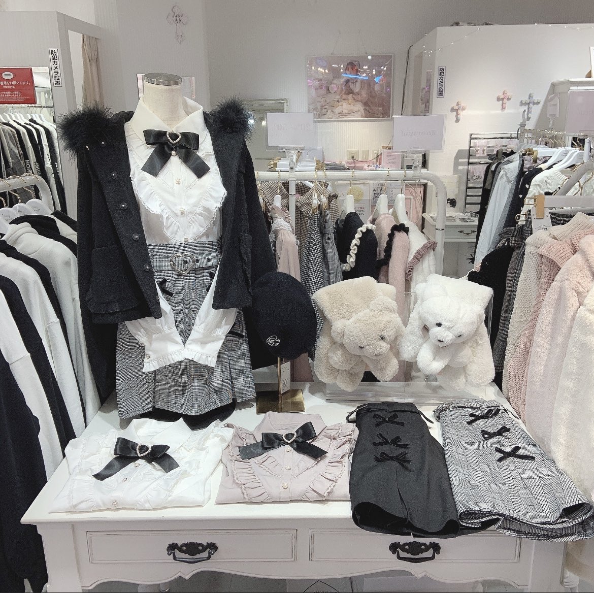 SHIBUYA109NET's tweet photo. 7階 Honey Cinnamon💛

2段のVフリルが可愛いブラウスと
季節感のあるベロアリボンが
ガーリーなスカートが入荷致したよ🙌🏼🍋

ブラウスのパールハートリボンは
取り外しOKだから気分で雰囲気を変えられる🙆🏼‍♀️🍒

#109XMAS https://t.co/Cl6bvf3zsp