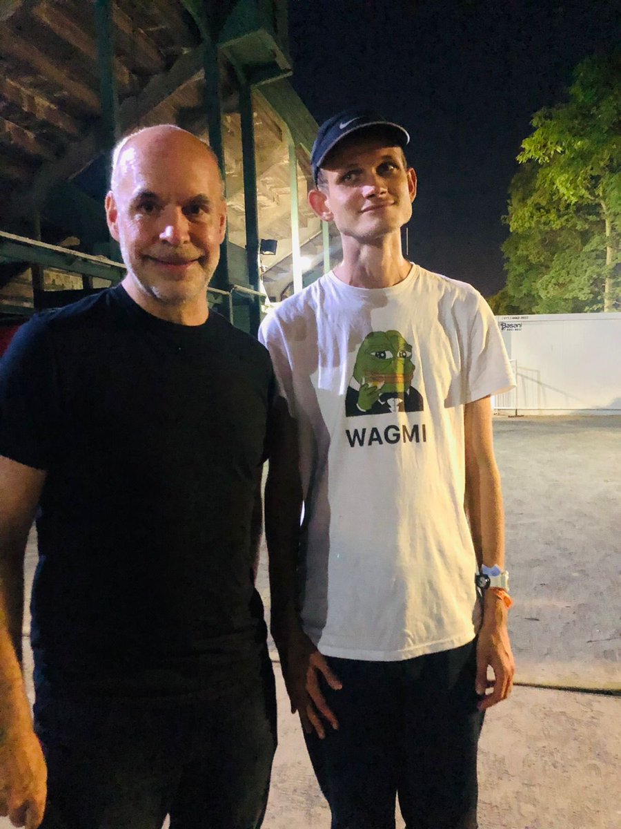 Hoy tuve el placer de ver el recital Gracias Totales de @sodastereo y me  encontré con Vitalik Buterin, creador de Ethereum. Estuvimos charlando un  rato y quedamos en encontrarnos el martes para