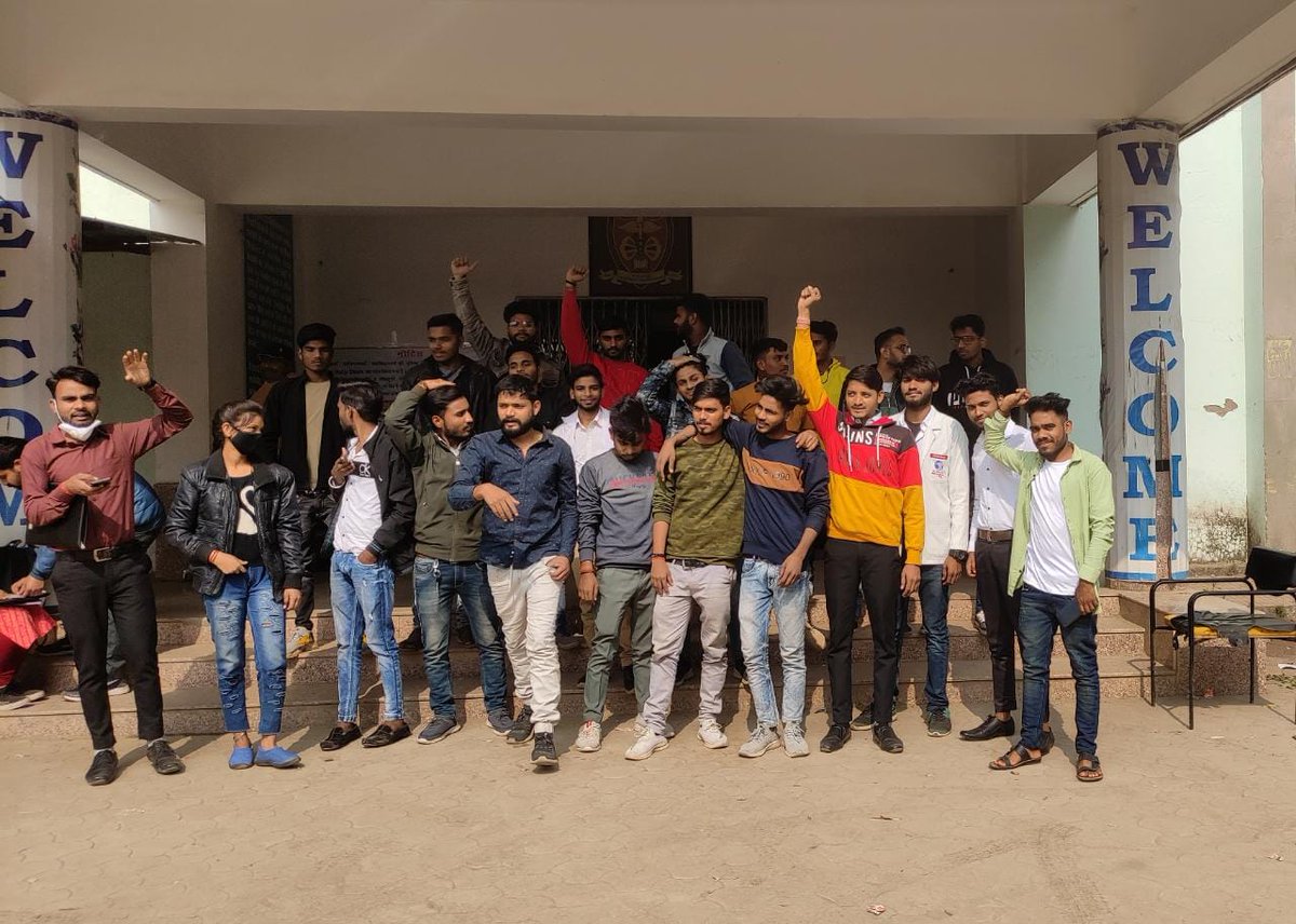 TomarSmriti's tweet photo. @VishvasSarang झूठा । छात्र Jabalpur medical University के बाहर इत्नी सर्दी मे अपने हक़ की लड़ाई लड़ रहे है । पर इस मूर्ख इन्सान को सिर्फ़ अप्नी राजनीत की पडी है । बच्चों को आश्वासन देने के अलवा इसके पास कुछ नही है । जिन बच्चों की डिग्री 2.5 साल पीछे चल रही है उनके बारे में तनिक भी कुछ नही। https://t.co/AD0W0iAtUO