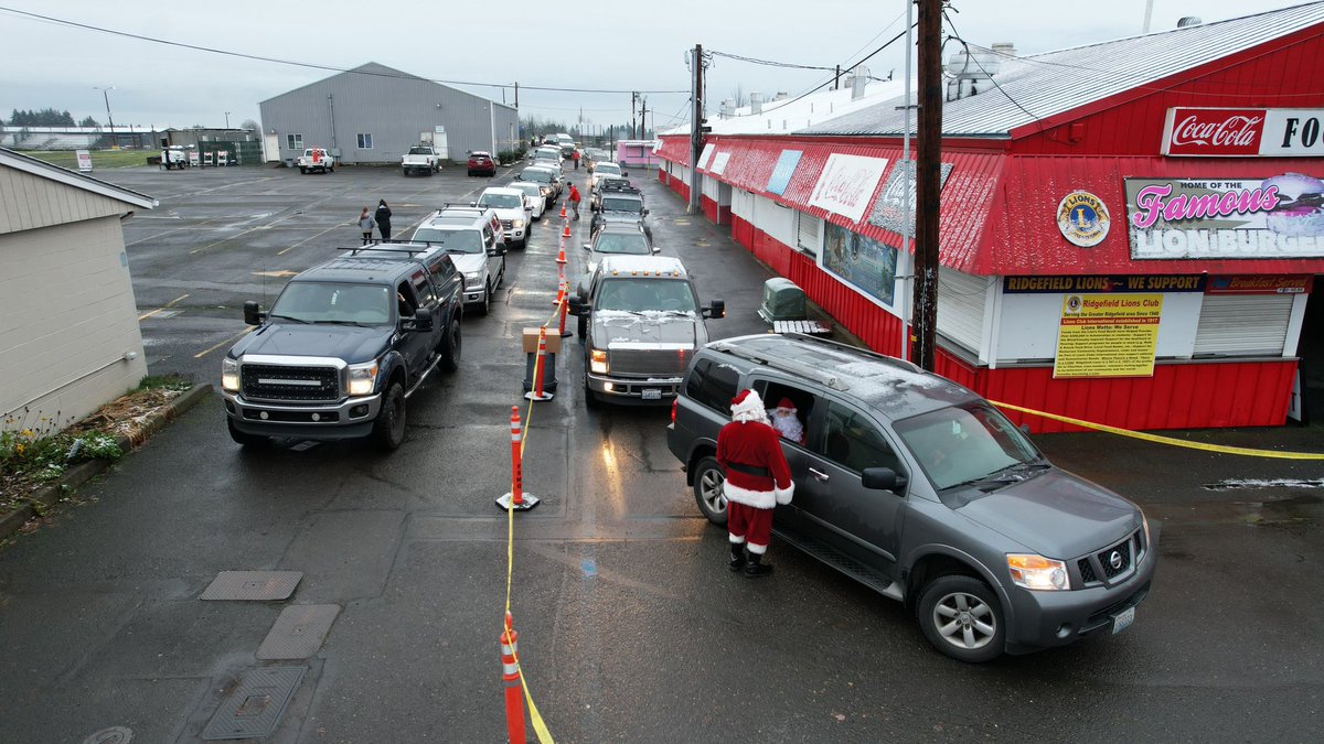 CCSOSARWA's tweet photo. For the 7th year, CCSOSAR members helped out with Santa’s Posse by directing traffic and load cars with boxes of food, bags of toys and bicycles to be delivered to families in Clark County. About 1200 families were helped to bring Christmas  to approximately 3400 children. https://t.co/7oIAB9AK48