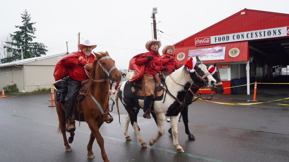 CCSOSARWA's tweet photo. For the 7th year, CCSOSAR members helped out with Santa’s Posse by directing traffic and load cars with boxes of food, bags of toys and bicycles to be delivered to families in Clark County. About 1200 families were helped to bring Christmas  to approximately 3400 children. https://t.co/7oIAB9AK48