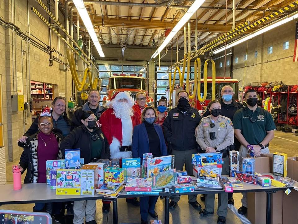 MarinCountyDSA's tweet photo. Santa decided to make a few guest appearances  at the Marin City and Point Reyes sub stations to help with the Toy Drive! Thank you to our awesome community for all your donations! 

Happy Holidays! 🎄🎅🏻 https://t.co/HkNV5iZayv