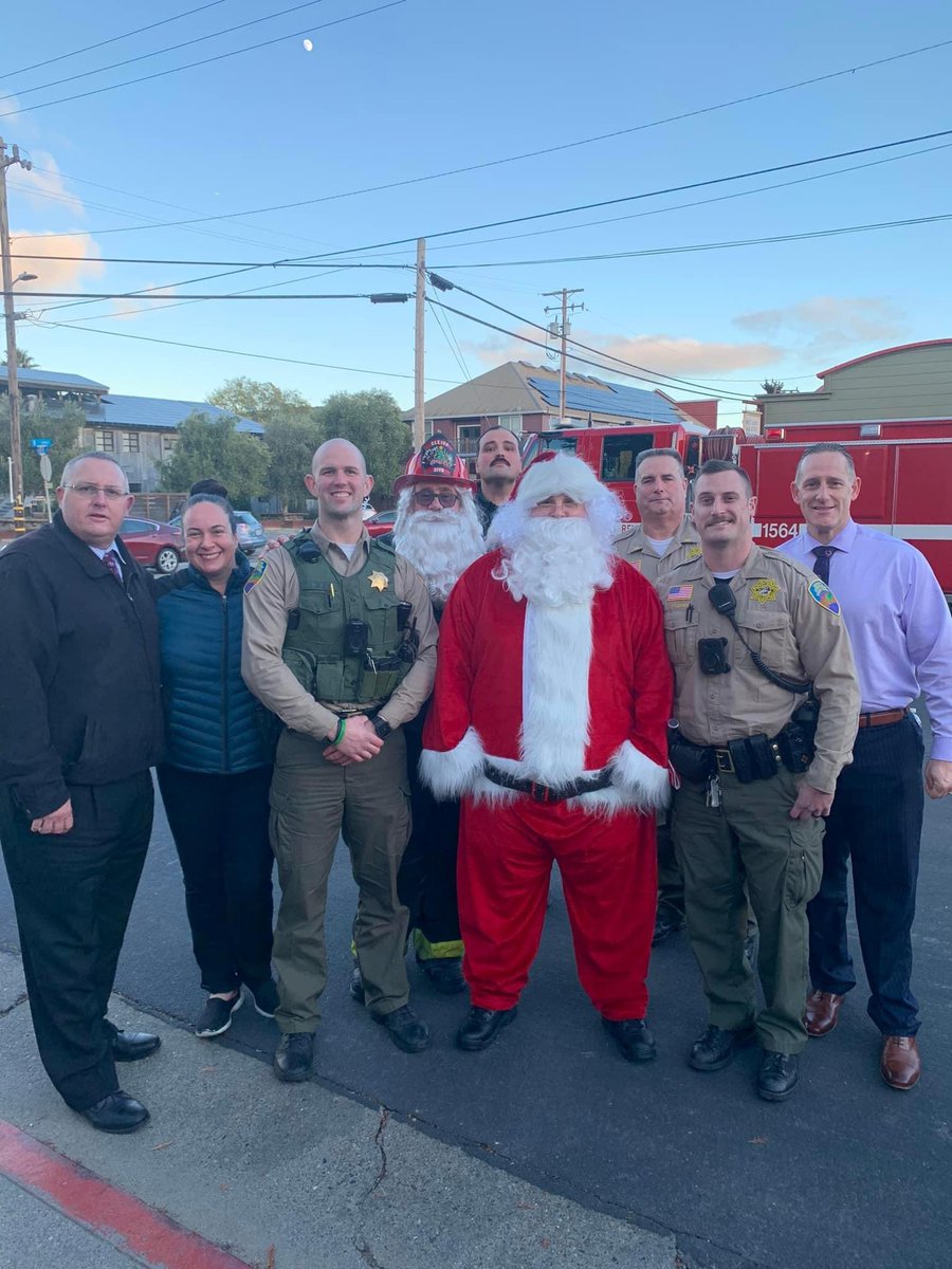 MarinCountyDSA's tweet photo. Santa decided to make a few guest appearances  at the Marin City and Point Reyes sub stations to help with the Toy Drive! Thank you to our awesome community for all your donations! 

Happy Holidays! 🎄🎅🏻 https://t.co/HkNV5iZayv