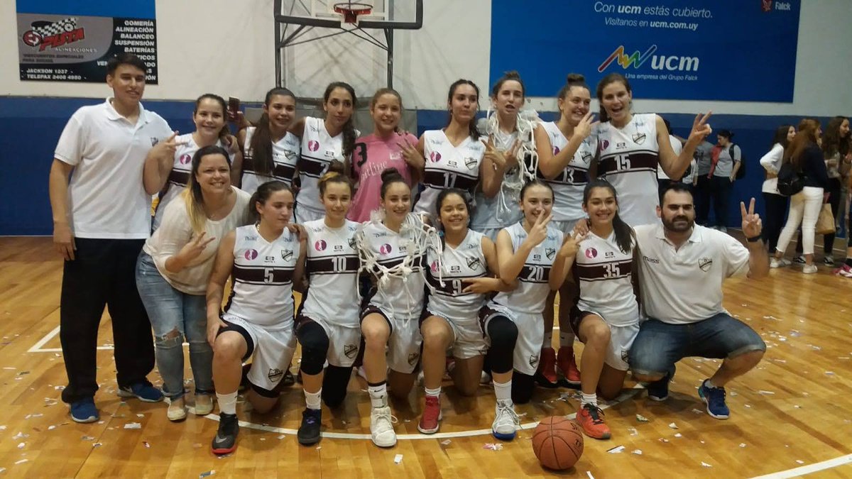 Niskileo's tweet photo. Hace 4años (19-12-2017), @CluBohemios🏀 con la conducción de @VasquezCarlitos daba vuelta la serie final y de visitante le ganaba a DSC para obtener el bicampeonato en U19 
⭐⭐🏆🥇 https://t.co/rS1pN8GksE