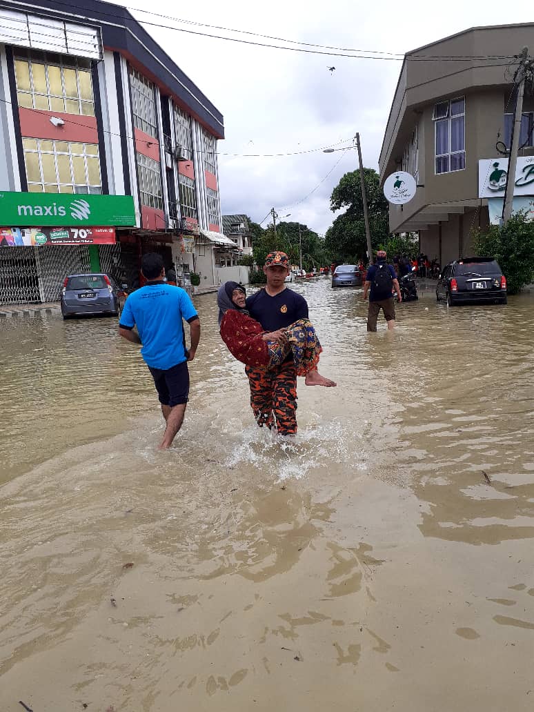 reezal_merican's tweet photo. OPERASI BANJIR DI DENGKIL

Anggota Jabatan Bomba dan Penyelamat Malaysia meneruskan operasi mencari dan menyelamatkan mangsa di Taman Emas, Taman Kristal, dan kawasan Taman Emas, Taman Kristal, Dengkil dan sekitarnya. https://t.co/L4BrJ4okzX