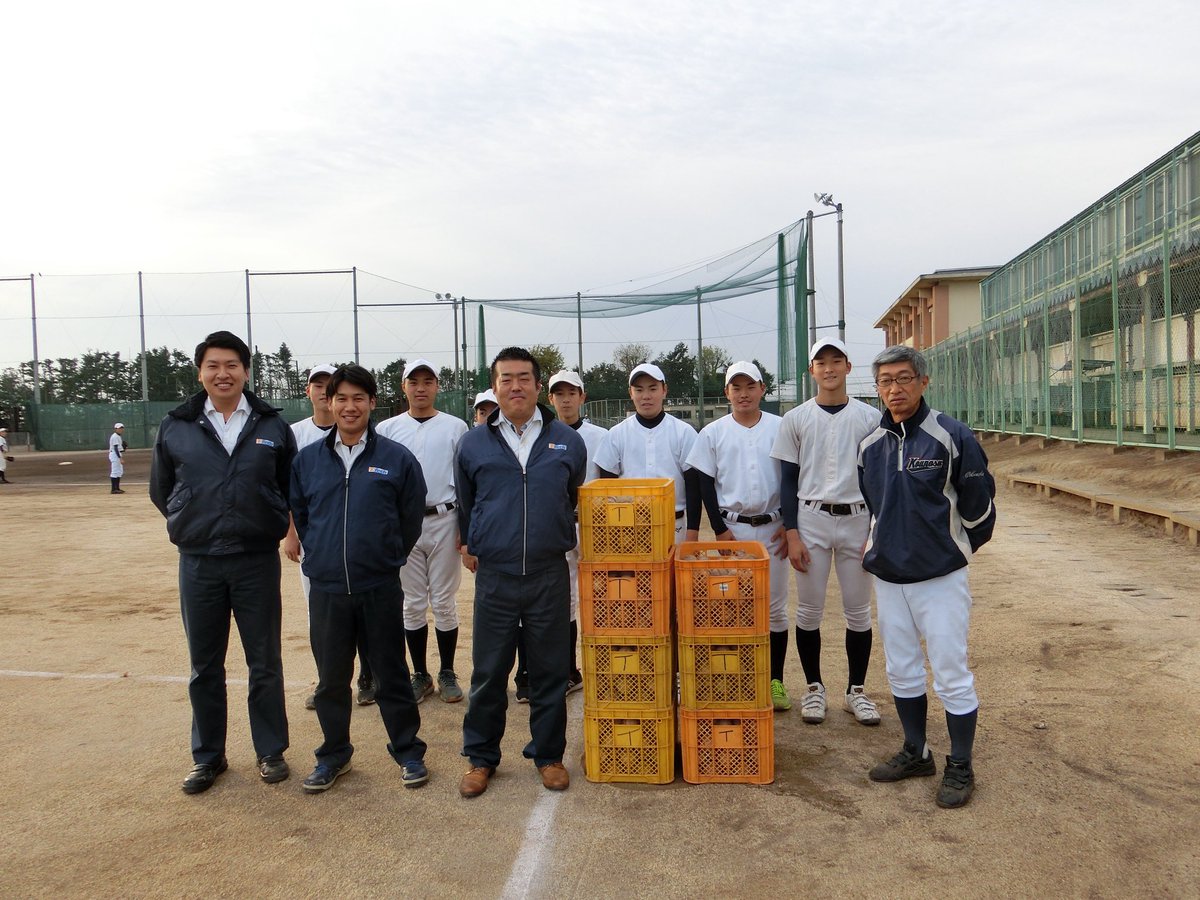 TSTech2020's tweet photo. 【地域貢献活動】
12/16(木)、鴻巣高校へボールの寄贈を行いました。
今年はコロナ禍で地域の方々と触れ合う機会はありませんでしたが、今後も地域貢献活動を行い、市民の皆様に愛される野球部を目指し頑張ります
今後ともよろしくお願いいたします。
#TSTech
#テイ・エステック
#社会人野球
#鴻巣市 https://t.co/tiVPemeQLh