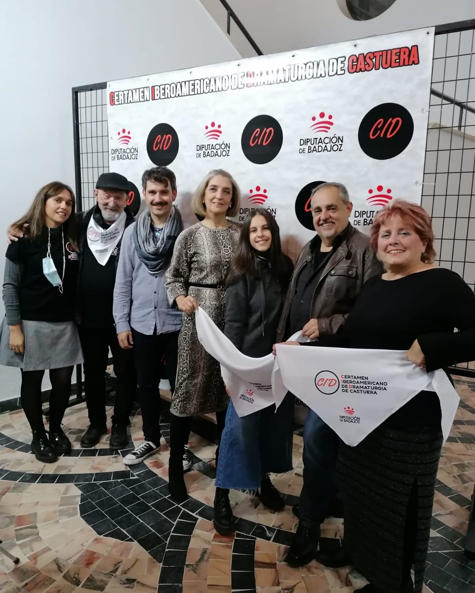 El 19 de Noviembre se estrenó la obra ganadora del Certamen "Héroes" de Isidro Timón, en el teatro de Castuera, con aforo completo y una exitosa acogida del público.