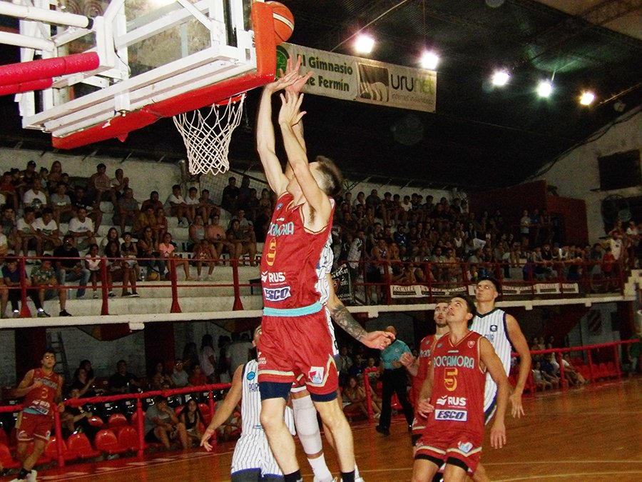 MauriGalarza73's tweet photo. #LigaArgentina @ClubRocamora cerró el año con un gran triunfo ante @InfoParqueSur 86-45. Gran juego de Tomás Verbauwede con 20 pts + 11 reb; lo siguió en el goleo @Manu5Gomez con 14 pts y 4 asis. En la visita ninguno llegó al doble dígito, @elnesjr 8 pts. Gran marco de público!!! https://t.co/zUPnJ94MGg