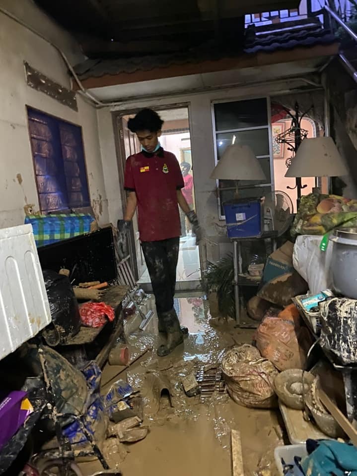 HERO MERAH, PANTANG MENYERAH

Tahniah Jabatan Amal ! Walaupun tidak terkenal, jasamu tetap akan dikenang.

Dalam kepenatan penuh sejuta kekuatan. Hairan bagaimana mereka boleh berjuang sebegitu rupa padahal setiap seorang daripada mereka pun mempunyai keluarga tersayang.