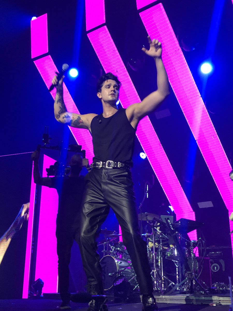 cantoluans's tweet photo. Ele vai ser sempre ele, em meio a um milhão deles…igual ELE não existe e nunca existirá. Só quem foi atingido pelo meteoro sabe a magia que é te amar, Luan. ❤️ #LuanTheComeback https://t.co/j0uBPbpbhS