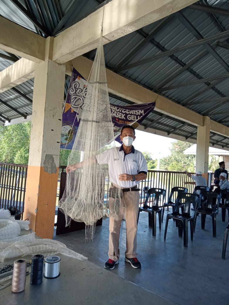 WWPenang's tweet photo. Presiden Water Watch Penang, Prof Dr Chan Ngai Weng di bengkel membuat dan memperbaiki jala nelayan di Jeti Pengkalan Machang, Pulau Pinang pada 12 Disember 2021 #sustainability #sustainableLiving #Coastal #fisherman #penang https://t.co/bbLmMPQKOs