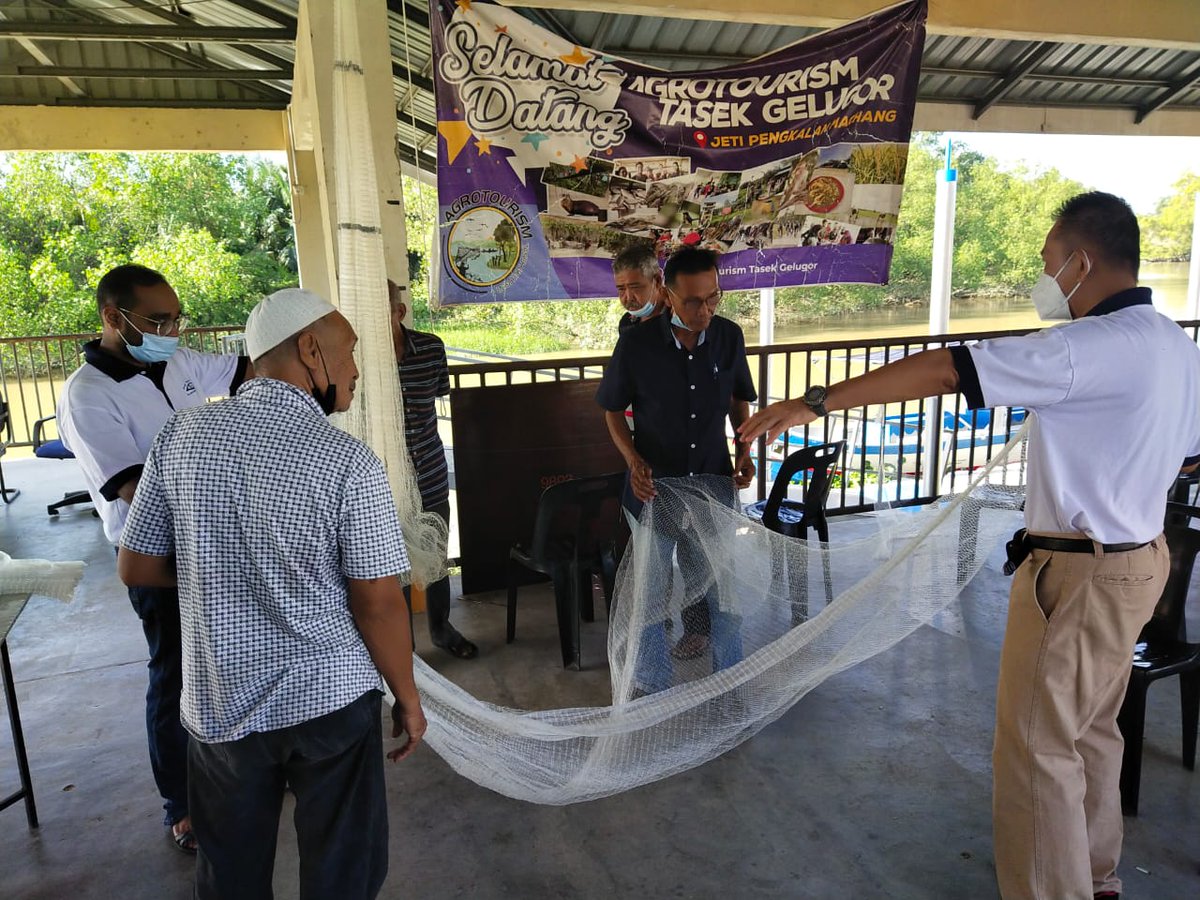 WWPenang's tweet photo. Presiden Water Watch Penang, Prof Dr Chan Ngai Weng di bengkel membuat dan memperbaiki jala nelayan di Jeti Pengkalan Machang, Pulau Pinang pada 12 Disember 2021 #sustainability #sustainableLiving #Coastal #fisherman #penang https://t.co/bbLmMPQKOs