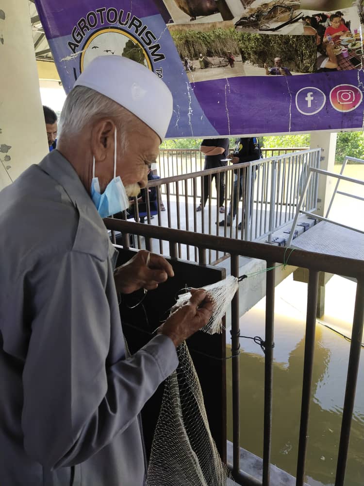 WWPenang's tweet photo. Presiden Water Watch Penang, Prof Dr Chan Ngai Weng di bengkel membuat dan memperbaiki jala nelayan di Jeti Pengkalan Machang, Pulau Pinang pada 12 Disember 2021 #sustainability #sustainableLiving #Coastal #fisherman #penang https://t.co/bbLmMPQKOs