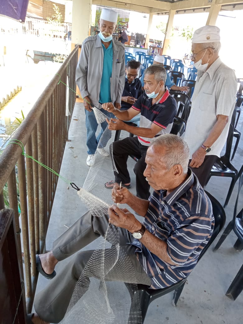 WWPenang's tweet photo. Presiden Water Watch Penang, Prof Dr Chan Ngai Weng di bengkel membuat dan memperbaiki jala nelayan di Jeti Pengkalan Machang, Pulau Pinang pada 12 Disember 2021 #sustainability #sustainableLiving #Coastal #fisherman #penang https://t.co/bbLmMPQKOs