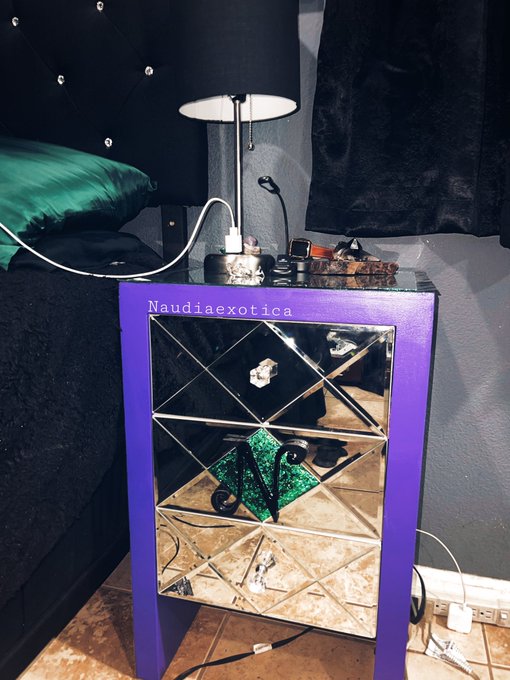 The mission today was to finesse this end table, and I think I succeeded if I do say so myself 🛏💡 #diy<a href="/tag/diy"class="tags"><span>#diy</span></a><a href="/tag/home"class="tags"><span>#home</span></a><a href="/tag/style"class="tags"><span>#style</span></a><a href="/tag/furniture"class="tags"><span>#furniture</span></a><a href="/tag/decor"class="tags"><span>#decor</span></a><a href="/tag/aestheti"class="tags"><span>#aestheti</span></a>
