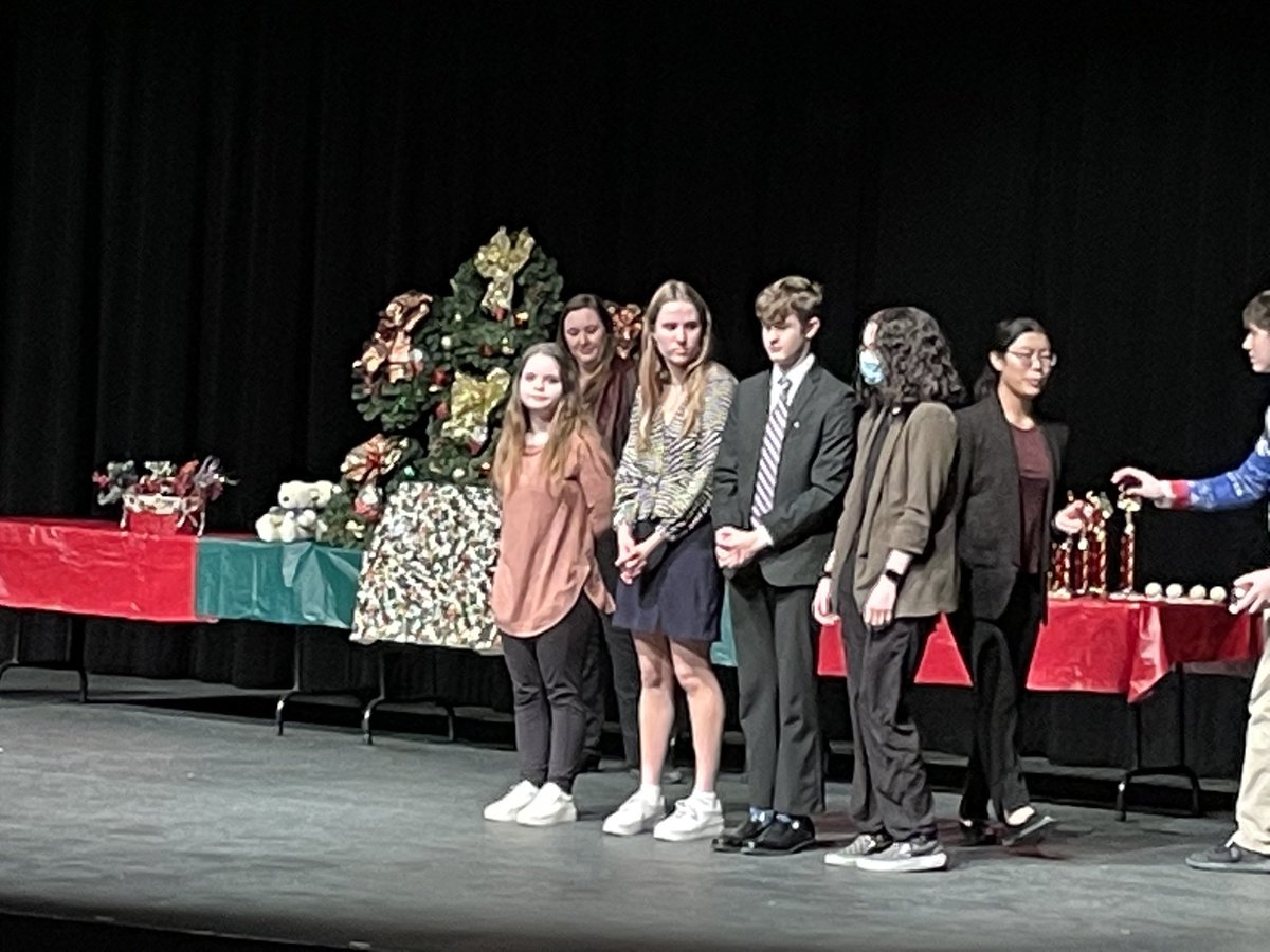 rcstevensdb8's tweet photo. Brookings Bell Results! 🔔
Friday - Evelyn Haar is a finalist in Congress, Dianna Lassodelavega is Top Novice in Drama!! 
Saturday - Melinda Darnell is Congress finalist, Evelyn Haar 2nd, and Thomas Haar 1st AND Top Speaker!! Awesome job penguins. 🐧

Happy Holidays everyone! https://t.co/63DLmheX9N
