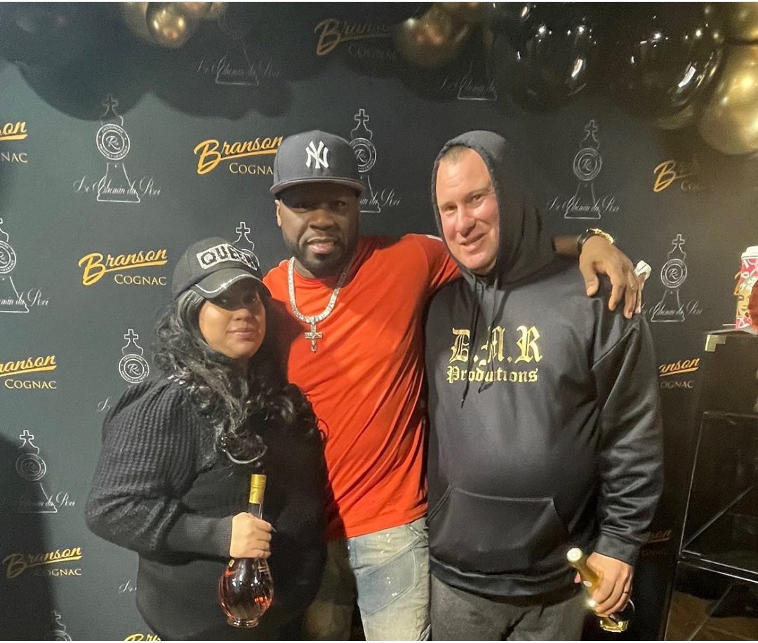 iamprincessp__'s tweet photo. Finally @RealSwizzySwift and I got to meet our childhood idol @50cent on Friday for the bottle signing! https://t.co/NDg2GO8mXI