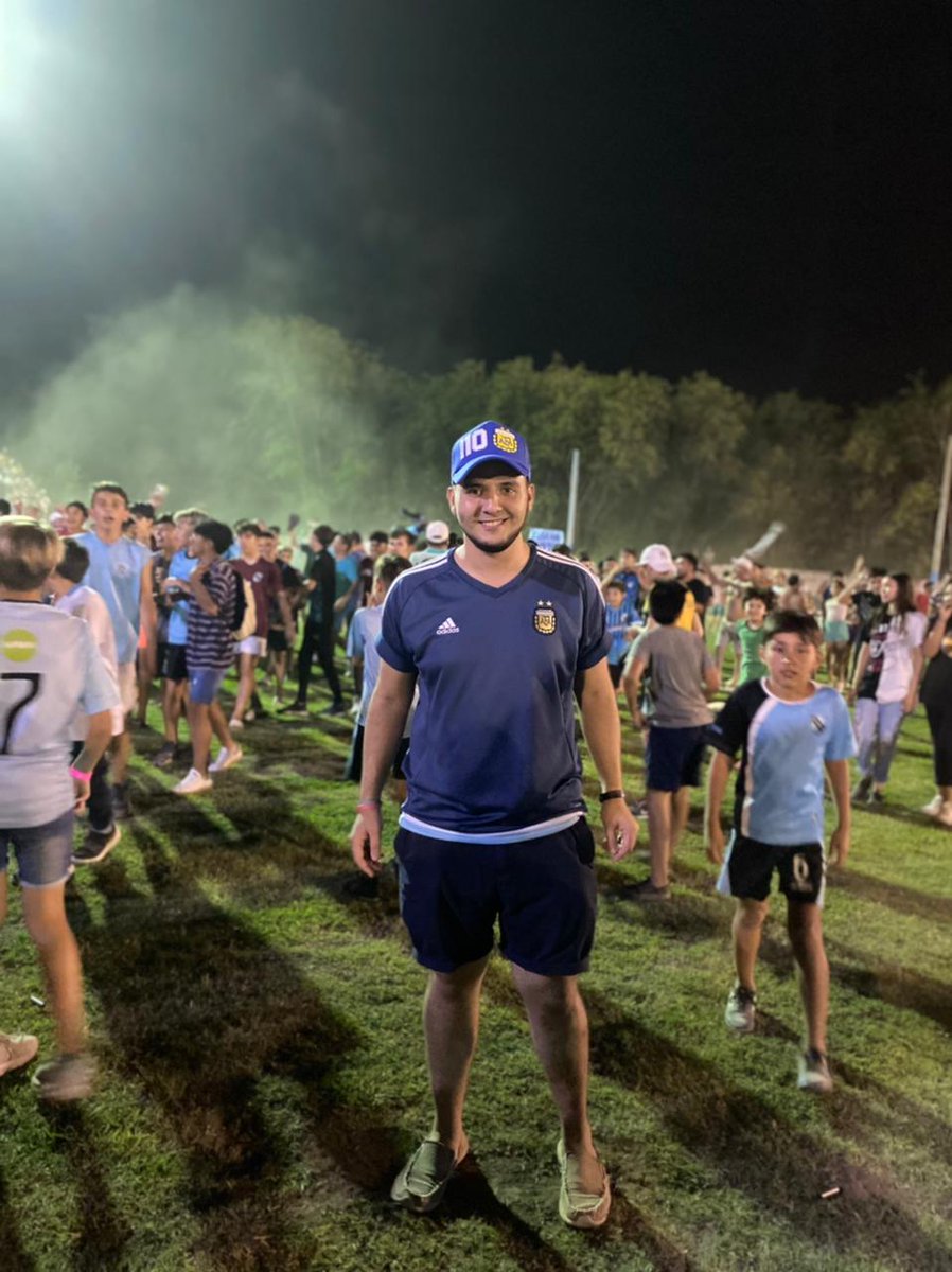 OldanoAlejo's tweet photo. Detrás de mí, la alegría "celeste" de @CSBelgrano. En mí; la felicidad de hacer lo que amo. Transmitimos por #ActivaFM la final del torneo clausura, y fue un placer. ⚽🎙️❤️📻
Ph y reconocimiento: @valepetroff y @AbrahamMichref crack's; el laburo en cada partido es magnífico. 🔟 https://t.co/4lVPx1HC45