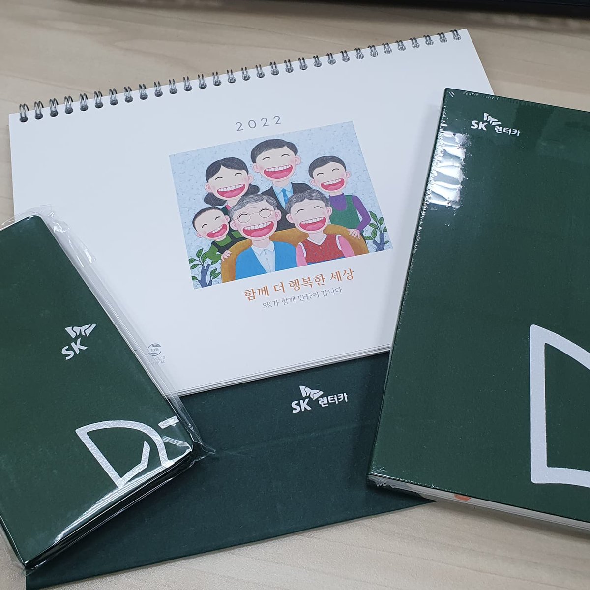 gkdud102's tweet photo. 스타벅스에디션같은 sk렌트카에디션?
초록색 생각보다 깔끔하네.
벌써 연말이고 내년에 열심히 달려라고
초록에디션을 보내주시고.....
필요한건 그때그때 노트하는습관.
기분좋은 월요일 출발~~

#sk렌터카 #스타벅스에디션 #초록에디션 #연말기분내기 #습관들이기 #차파게티 https://t.co/LfPdO6GZpg