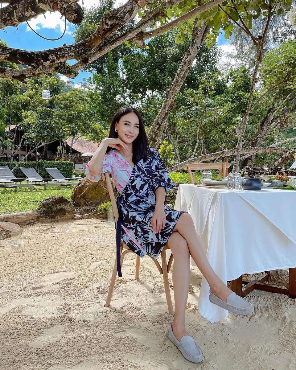 mintmag_th's tweet photo. พาส่อง! รองเท้าใหม่จาก Kenneth Cole Gentle Sole Mina Driver ที่ทำจากหนัง Sued สุดพรีเมียม มาพร้อมดีไซน์เรียบง่ายกับแนวคิดรักษ์โลก ด้วยการผสานวัสดุจากธรรมชาติ และปราศจากสารเคมี ยิ่งใส่ยิ่งขับผิว เสริมความมั่นใจในทุกย่างก้าว 💚👡
#KennethColeTH #TECHNICOLE
#MintHype https://t.co/DLq0dHqOjg