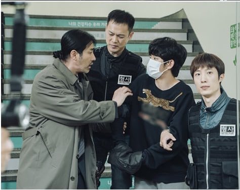 Marvel0uz_'s tweet photo. They gave him the Gucci shirt to portray him as the spoiled kid?! Like his situation isn't so bad already 😞#OneOrdinaryDayEp2 https://t.co/hnbalzTEKC