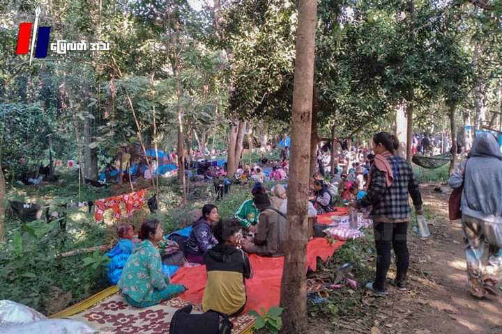 miN13700's tweet photo. IDPs who have been again displaced by fighting near Phalu village where people fled due to fighting in Lay Kay Kaw, are still in need of WARM CLOTHES &amp; BLANKETS. They are currently on the banks of Thaung Rin River. @Refugees @ICRC
#Dec20Coup @UNinMyanmar
#WhatsHappeningInMyanmar https://t.co/6PH7PQc3tu