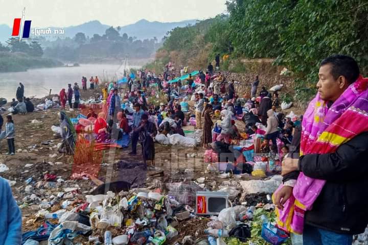 miN13700's tweet photo. IDPs who have been again displaced by fighting near Phalu village where people fled due to fighting in Lay Kay Kaw, are still in need of WARM CLOTHES &amp; BLANKETS. They are currently on the banks of Thaung Rin River. @Refugees @ICRC
#Dec20Coup @UNinMyanmar
#WhatsHappeningInMyanmar https://t.co/6PH7PQc3tu