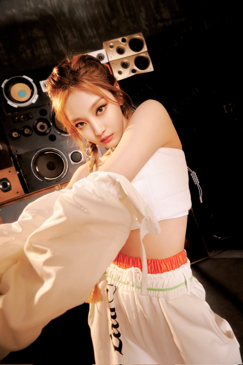 NINGNlNGG's tweet photo. dancing and expressing ourselves in the dignity of this early scene. a realm where dreams flow like liquid diamonds. this night is sparkling, i feel never willing to let it go. through this, our dream dances of the night. will you join me vibin’ over a masterpiece? ᨳ ﹅♥︎₊˚ https://t.co/FEOwXOBLqH