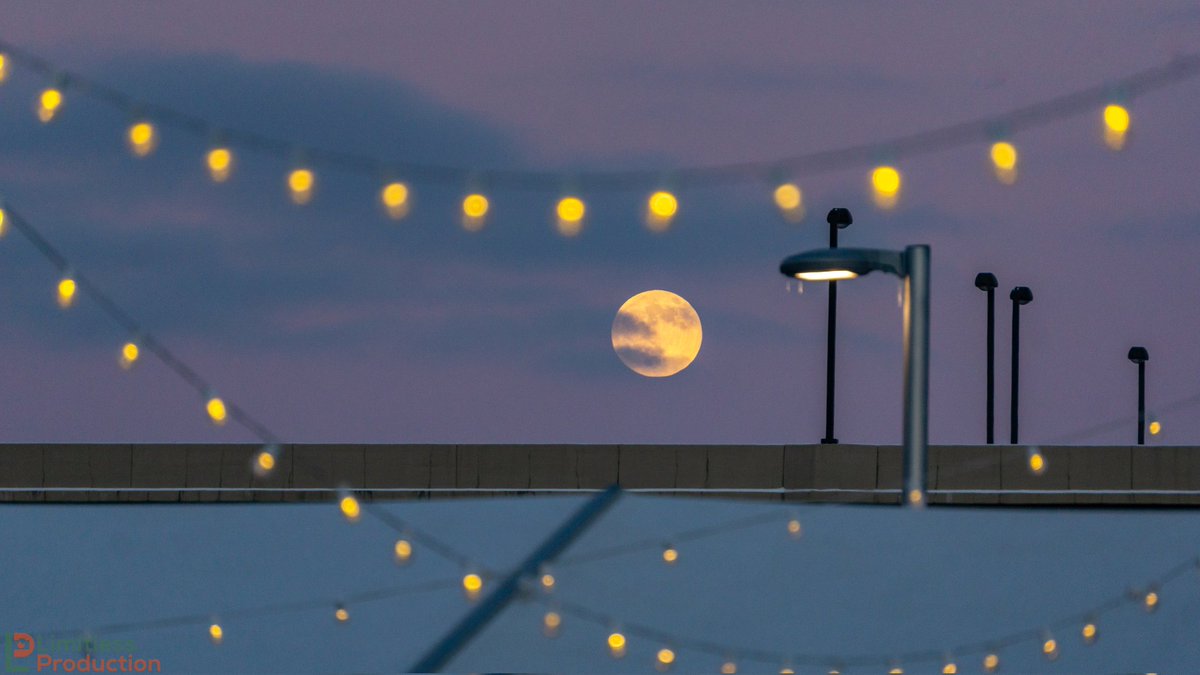 LimitlessNewsMN's tweet photo. Full moon from the European Christmas Market on St Paul Minnesota yesterday - December 18, 2021
#MNwx #Minnesota #FullMoon #photography #weather #limitlessproduction https://t.co/V3lCYd3TPq