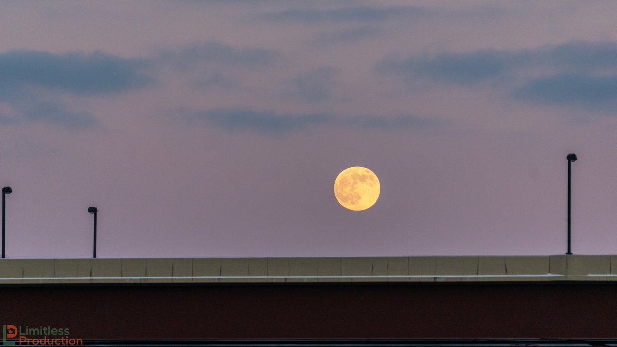 LimitlessNewsMN's tweet photo. Full moon from the European Christmas Market on St Paul Minnesota yesterday - December 18, 2021
#MNwx #Minnesota #FullMoon #photography #weather #limitlessproduction https://t.co/V3lCYd3TPq