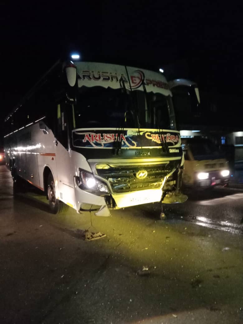 TBoundBuses's tweet photo. #Ajali
Basi la kampuni ya #ArushaExpress limegonga gari ndogo maeneo ya Annex Jijini Arusha Alfajiri ya leo wakati likielekea Stendi kupakia abiria kwaajili ya kuelekea #Bukoba https://t.co/EMuxlT0XBp