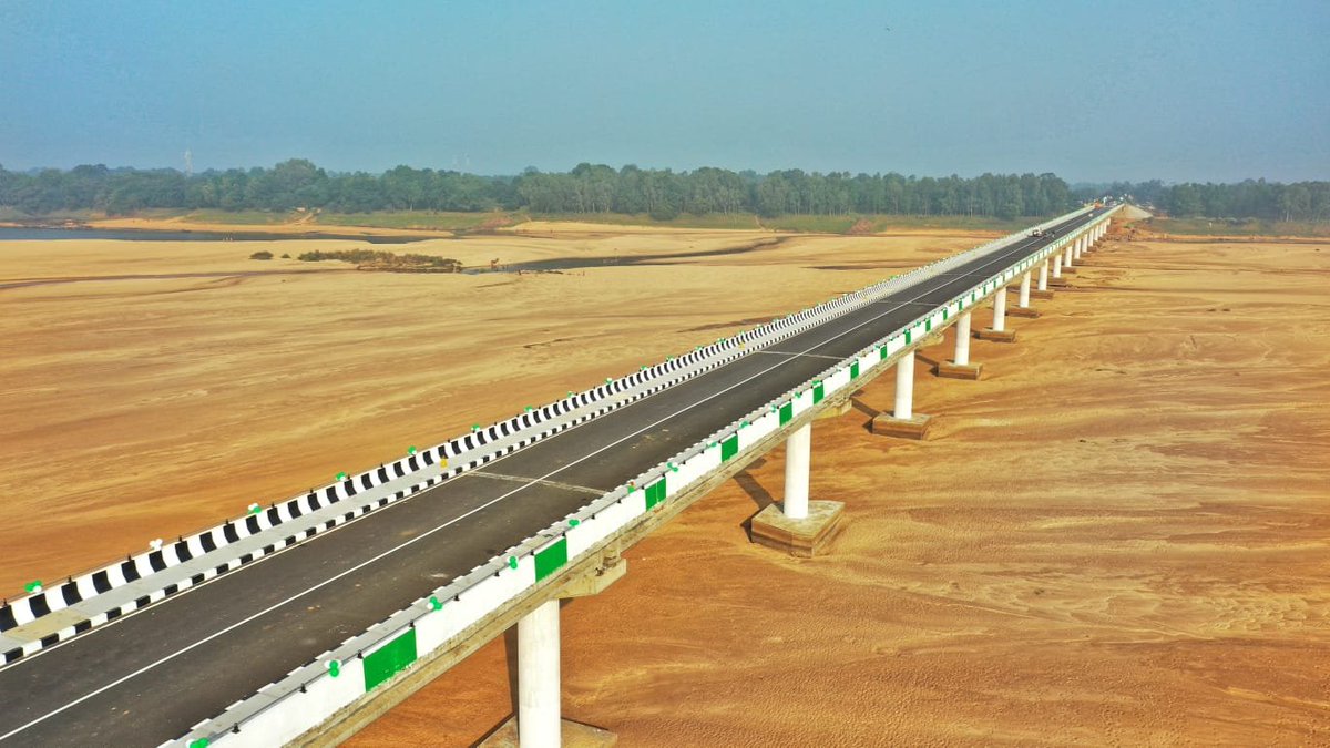 Naveen_Odisha's tweet photo. The longest bridge of #Odisha on river #Mahanadi connects more people, more places and brings more development. 

#OdishaOnTheMove https://t.co/n1jjkj1p1A