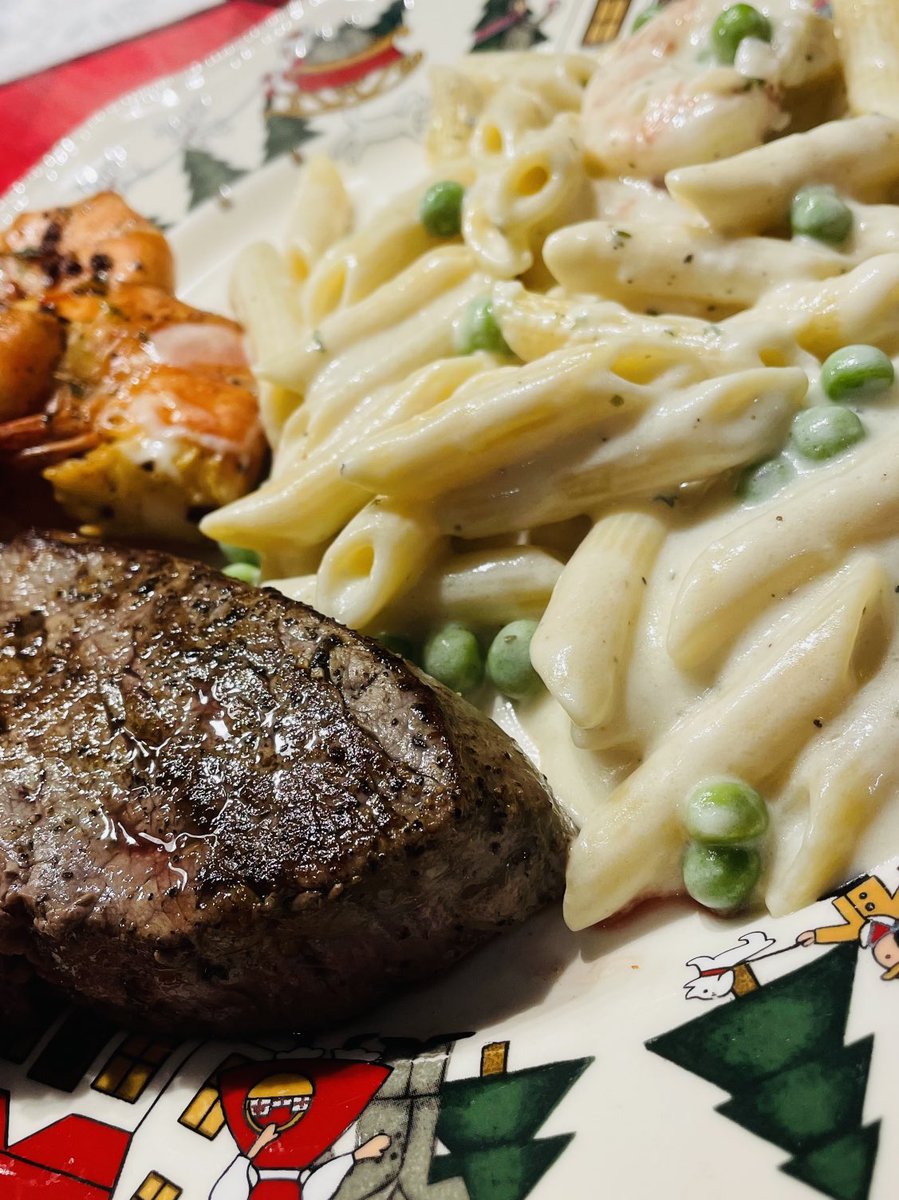 MMatier's tweet photo. Not a bad start to the holidays❤️
#Festivus @matierchristina @F34Novello #Reece2008 #Brynn2011 🥩 🍤 🍷 🍺 😘 https://t.co/9TmfMtsNBv