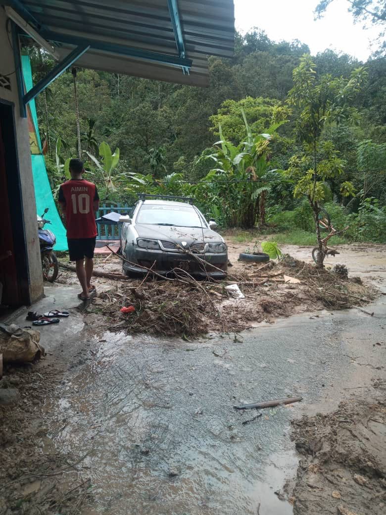 medwafii's tweet photo. Thread:Since dah boleh jalan masuk ke bentong. Petang ni aku nak balik bentong bantu Pusat Khidmat DUN Ketari. Barang-barang bantuan untuk rakyat kami di rumah turun terjejas. Kalau ada kawan dari KL nak ikut ke Bentong boleh DM aku. Kalau ade 4x4 lagi baik. https://t.co/vKgYfukzPl
