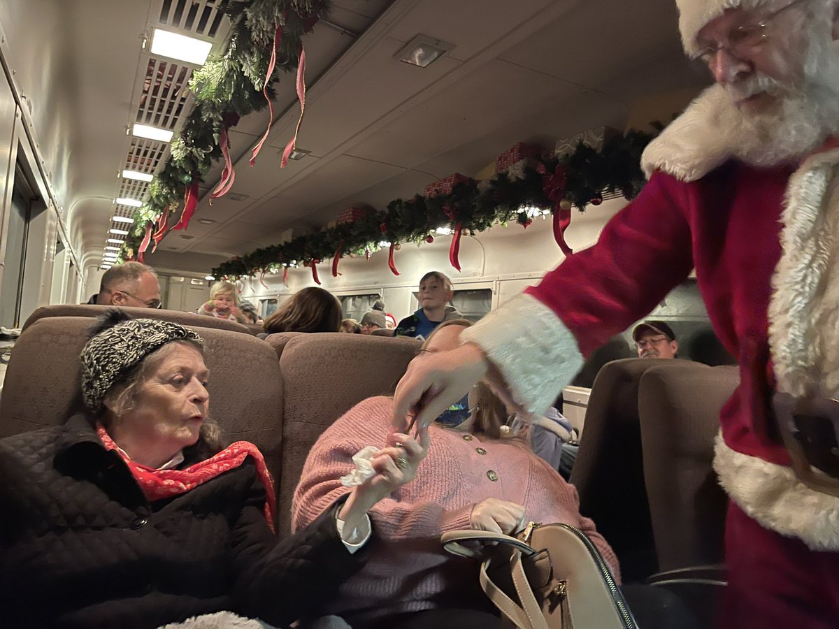 FitzreidNole's tweet photo. What a wonderful day 🚞🎅🏼 #polarexpress #greatsmokeymountainrailroad #makingmemorieswithmom https://t.co/aviNBvc9Tt