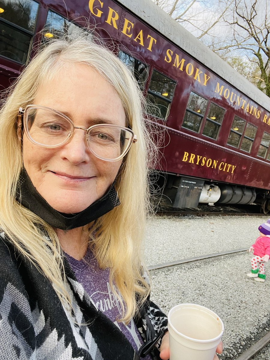 FitzreidNole's tweet photo. What a wonderful day 🚞🎅🏼 #polarexpress #greatsmokeymountainrailroad #makingmemorieswithmom https://t.co/aviNBvc9Tt