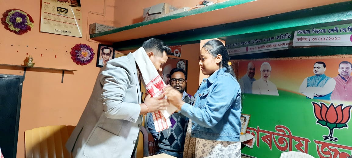 MonoranjanRay7's tweet photo. চাপৰ মণ্ডল বিজেপিৰ মূখ্য কাৰ্যালয় ভাৰতীয় জনতা যুৱ মৰ্চাৰ নৱ-গঠিত বিষয়-ববীয়া সকলোৰ উপস্থিতিত এখন আদৰণি তথা চিনাকী পৰ্ব সভাত অংশগ্ৰহন কৰো।

মোৰ সহিতে উপস্থিত থাকে বিজেপি, চাপৰ টাউন মণ্ডলৰ সভাপতি মাননীয় শ্ৰীযুত দেৱজিৎ বৰকলিতা ডাঙৰীয়া উপস্থিত থাকে।। https://t.co/nv1EAr9kiU